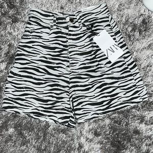 Zara women’s Size 0 zebra print mom Jean shorts